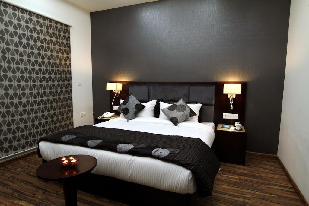Hotel Prem Plaza Karnāl エクステリア 写真