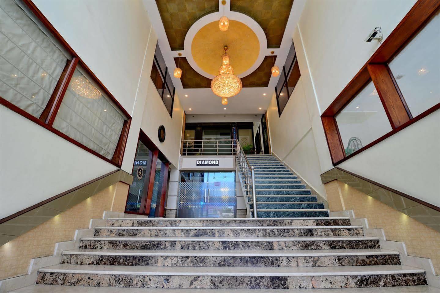 Hotel Prem Plaza Karnāl エクステリア 写真