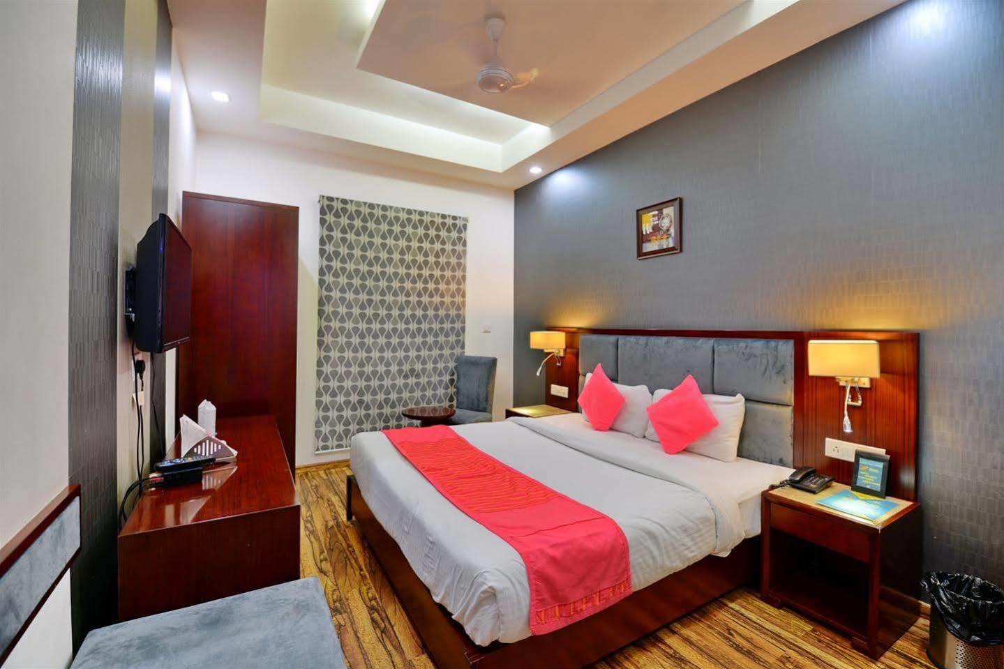 Hotel Prem Plaza Karnāl エクステリア 写真