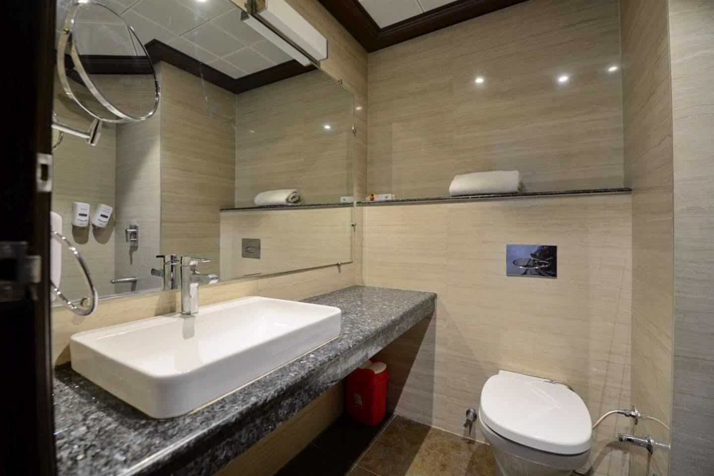 Hotel Prem Plaza Karnāl エクステリア 写真